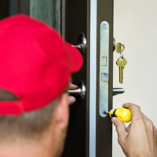 Zár felszerelése egy bejárati ajtóra Kecskeméten